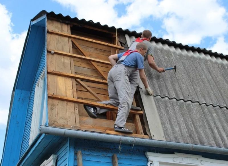 Рабочие демонтируют крышу для замены